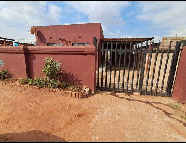 4 BEDROOM HOUSE FOR SALE IN SLOVO PARK